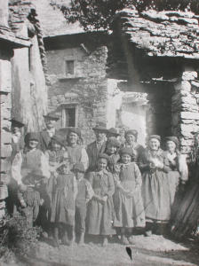 Gruppo di uomini , donne e bambini (1920 - 1930)